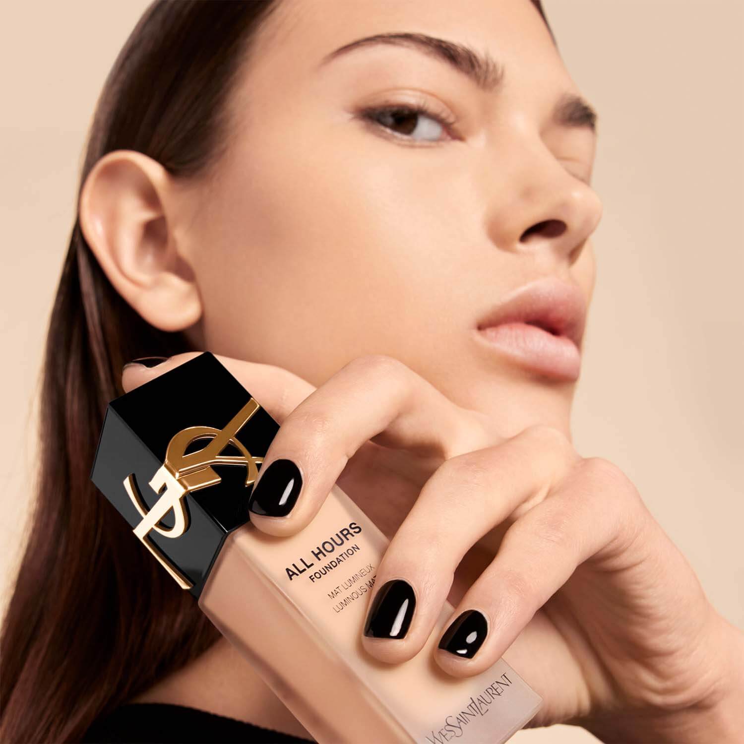 ALL HOURS FOUNDATION (BASE DE MAQUILLAJE MATE LUMINOSO)